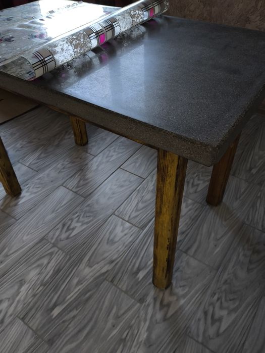 Стол с каменной столешницей