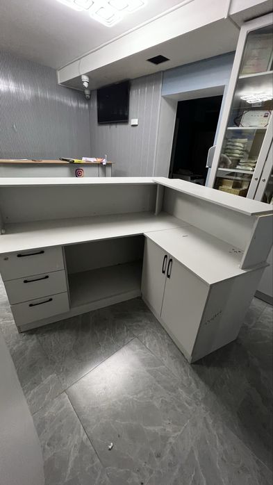 Стол для ресепшена