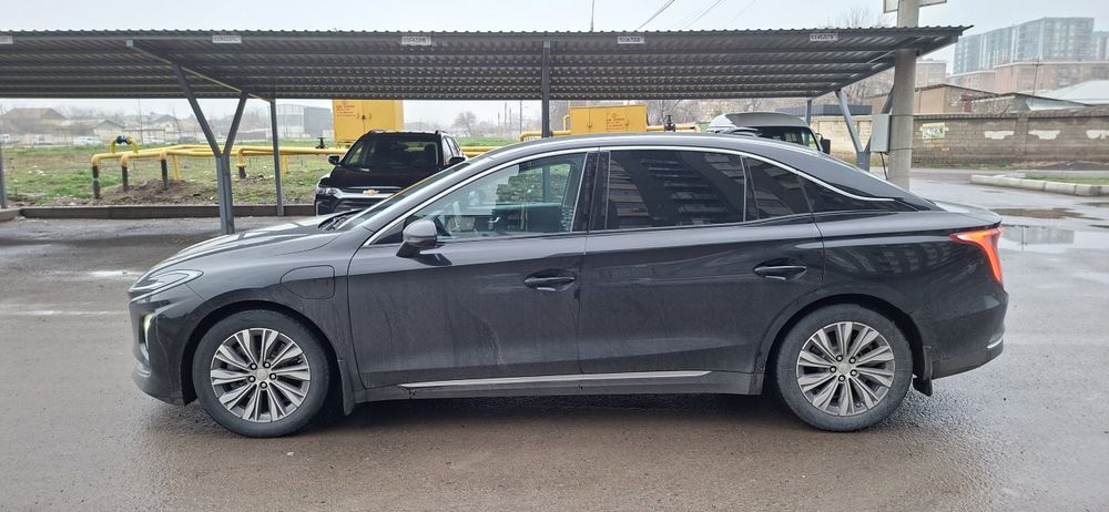 Hongqi e qm5  Сотилади