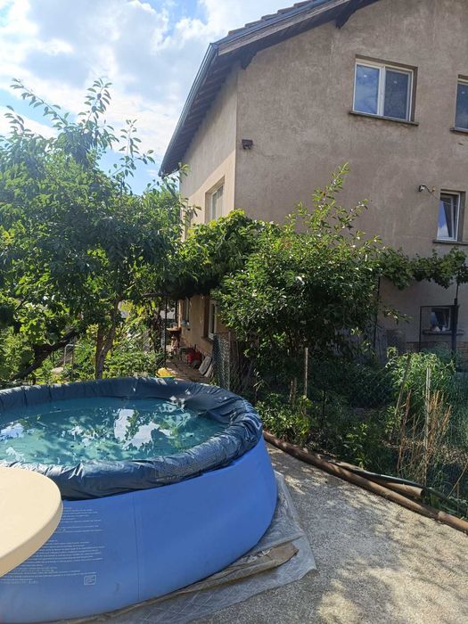 Просторна триетажна къща с голям двор в с. Дивотино, обл. Перник