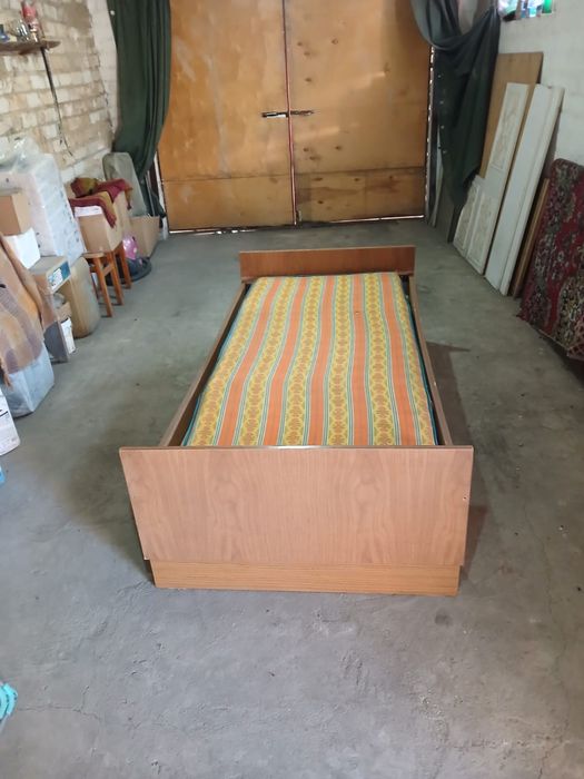 Продам холодильник и кровать