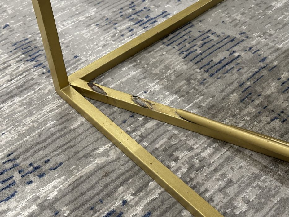 Продается стол с минималистичном стиле