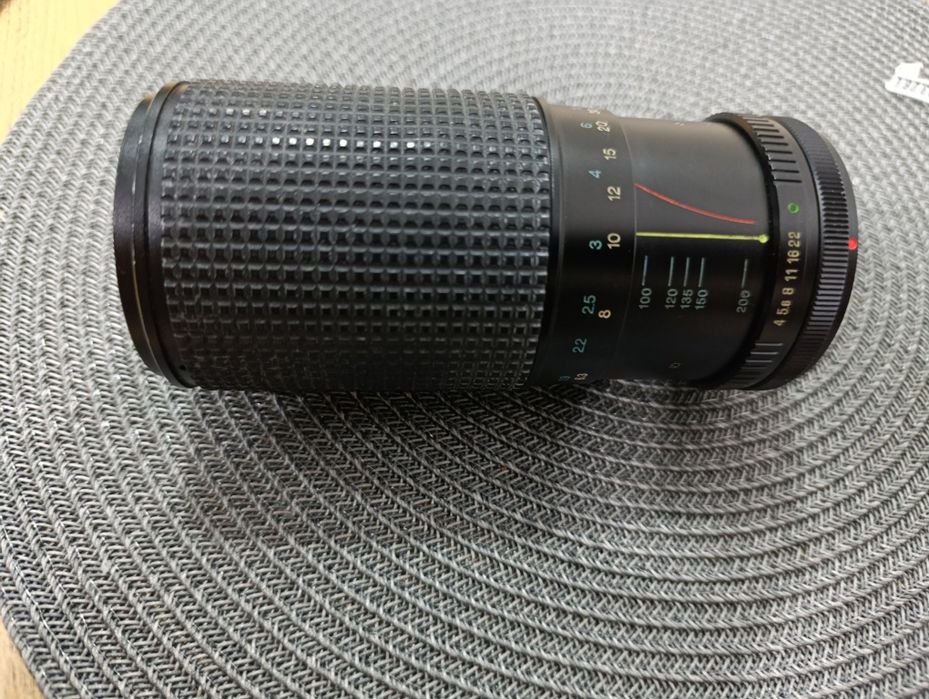 Това е Tokina RMC 80–200mm f/4 – ръчен (manual focus
