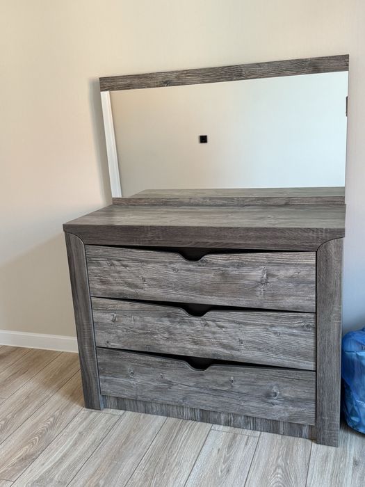 Тумбочки и комод с зеркалом