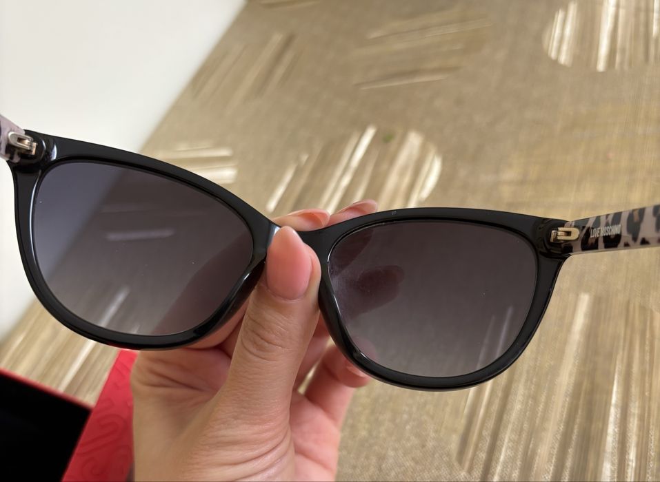 Слънчеви очила Moschino + калъф