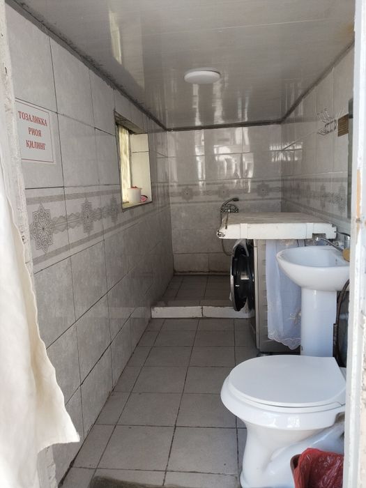 Uy sotiladi zangota tumanida 3.5 sotikli 2 qvatli