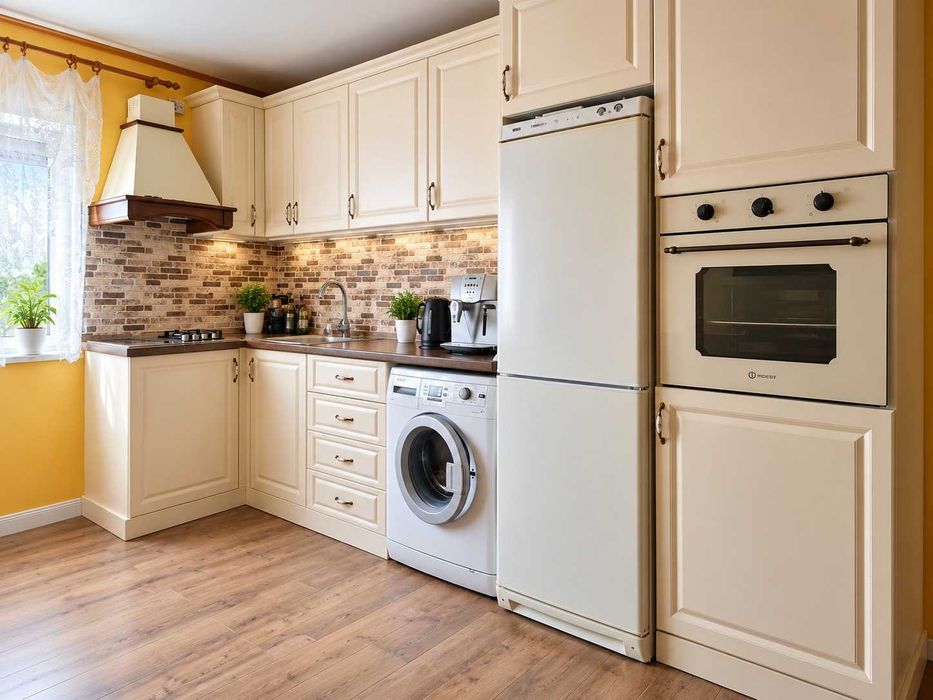 Închiriez apartament cu 3 camere în Micro17.