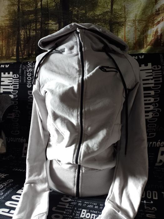 Lot haine dama în stare perfecta.