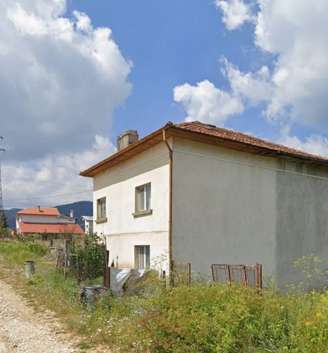 Продава се къща(на калкан) с плевня и 300 кв.м двор