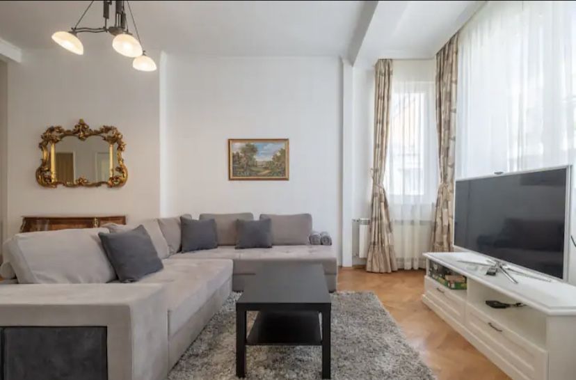 Дава се под наем Тристаен апартамент в София, Център - 120 кв.м за 1495.83 € - Снимка #2