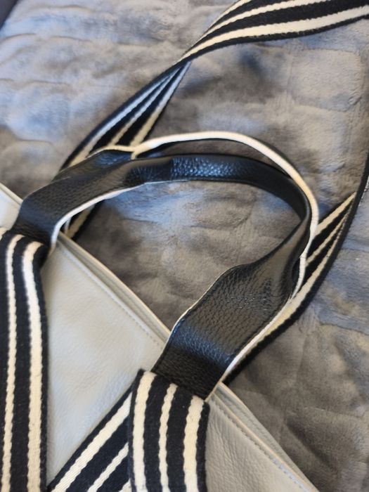 Продавам  италианска чанта естествена кожа