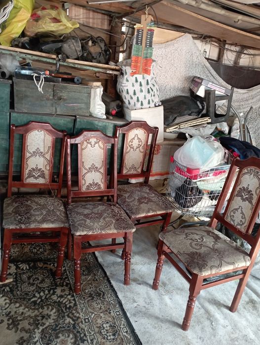 Продам деревянные стулья 4 штуки