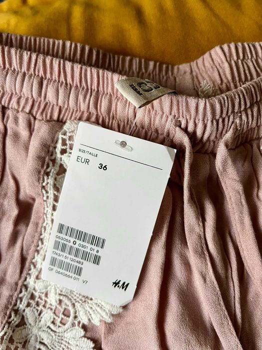 Pantaloni scurti roz prafuit cu dantela H&M noi cu eticheta S