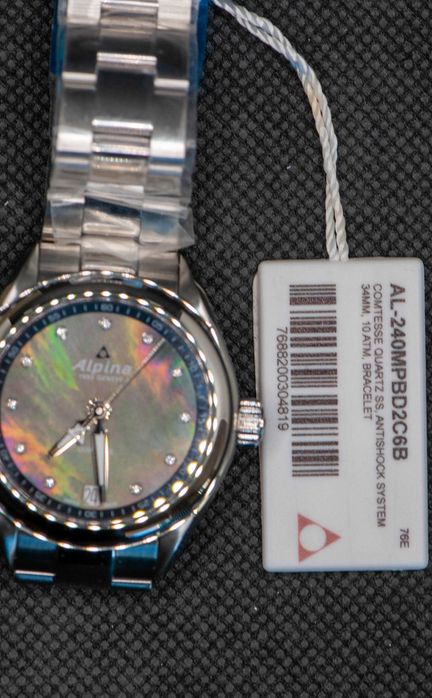 Швейцарски дамски часовник с диаманти - Alpina Comtesse