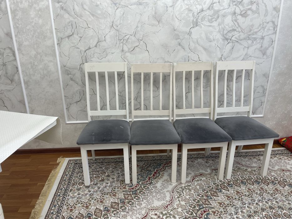 Продам 4 стула, белые