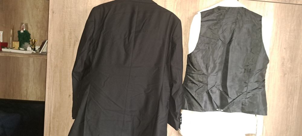 Черен мъжки костюм