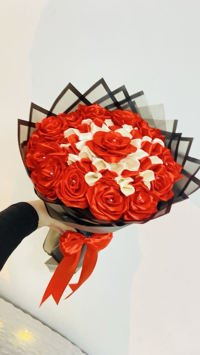 Buchet 15 trandafiri rosii din satin cu model de dalie