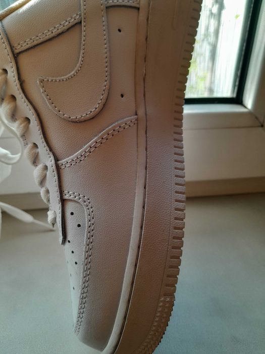 Продам кроссовки белые