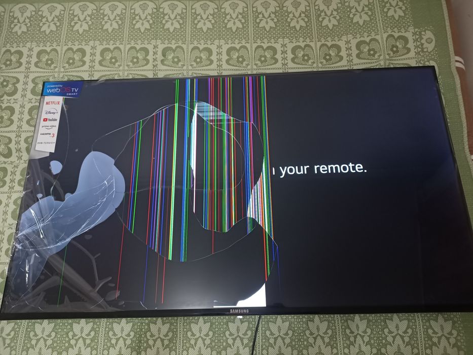 Новый но с разбитым экраном телевизор Samsung