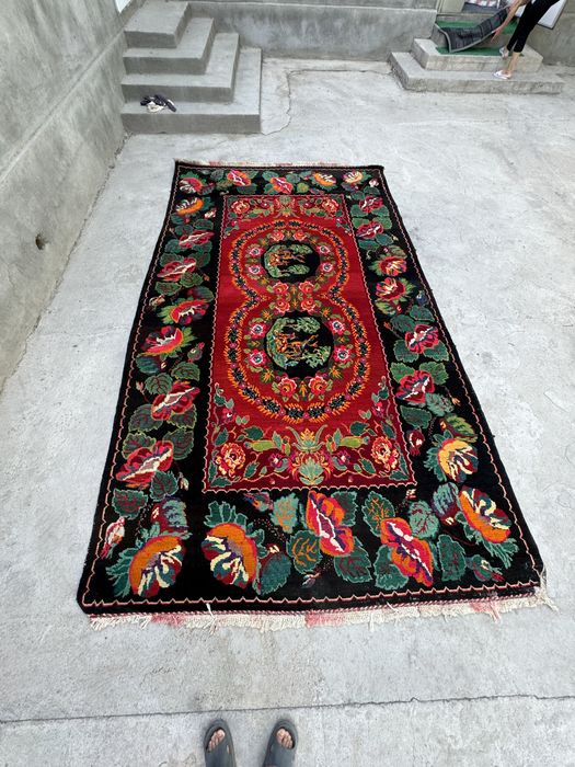 Қолдан тігілген кілем