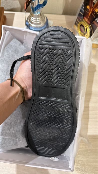 Абсолютно новые кросовки