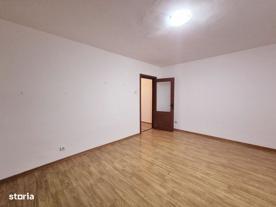 Apartament cu 3 camere, decomandat, etaj 3