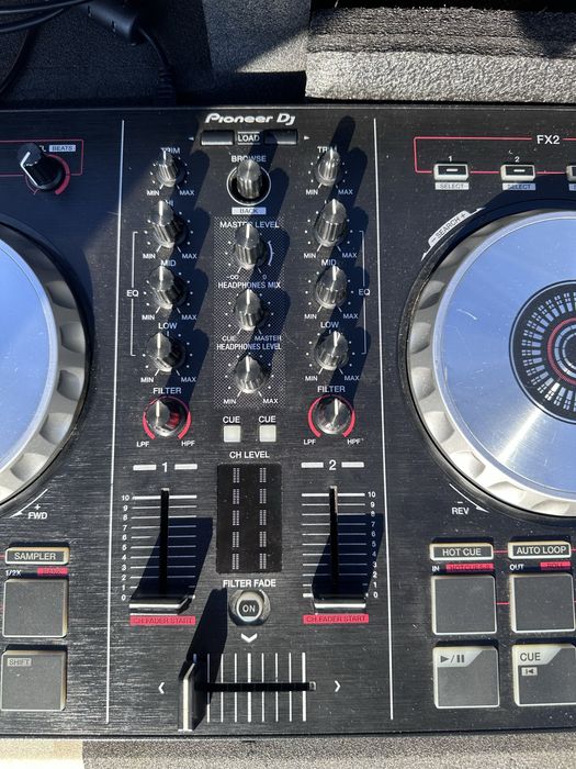 Продавам кейс със  конзола pioneer и мишпулт mackie