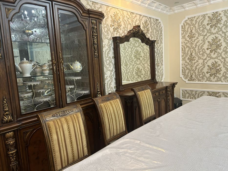 Шкаф стол стуля для гостинной