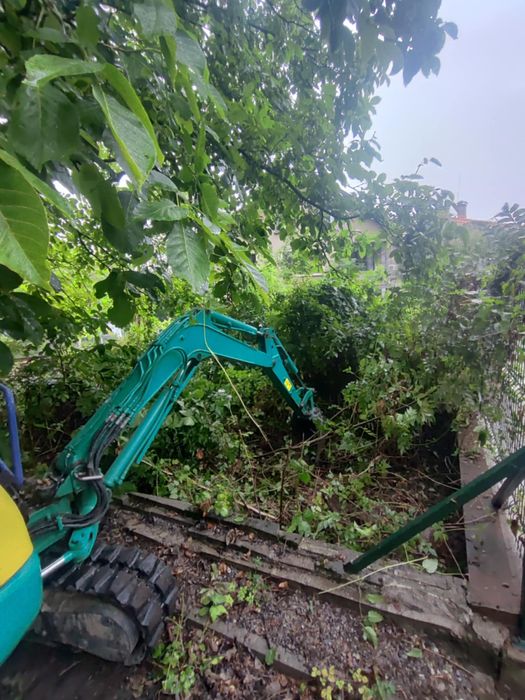 Изкопни дейности с мини багер и самосвал.