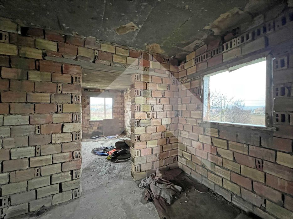 ПРОДАВА двуетажна, тухлена КЪЩА на плоча в с. Цани Гинчево, обл. Шумен