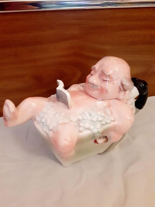 Два порцеланови чайника:"Слонче" и "В банята"