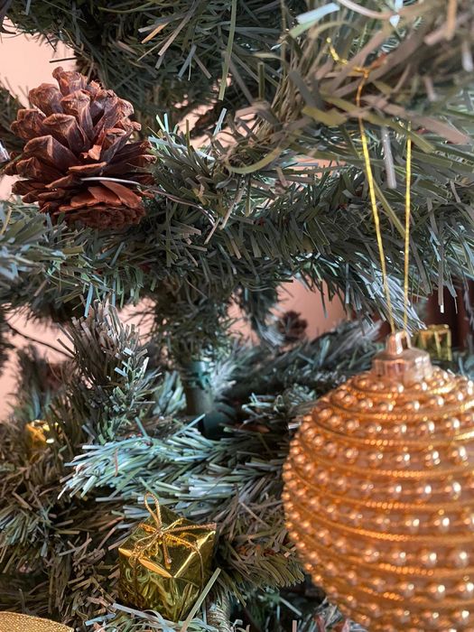 Brad artificial cu conuri naturale