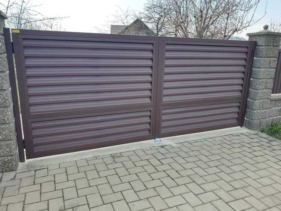 Garduri din panouri stil jaluzele, sipca metalica, tabla, plasa si BCA