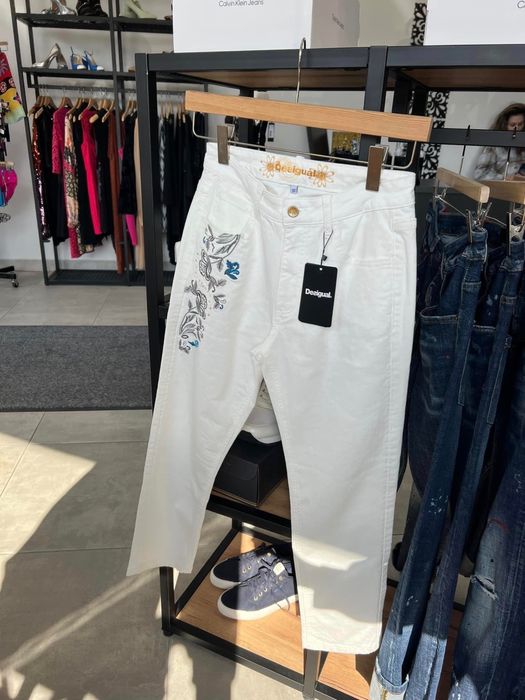 Desigual бели дънки, Guess топ и Mos Mosh дънки