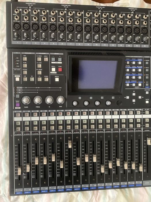 Studio Tascam DM 24 моторизирани феидъри