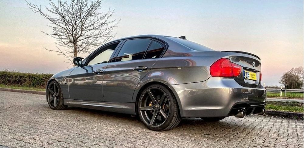 Eleron lip codita BMW Seria 3 E90 MP Style   design negru lucios.