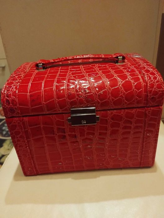 Кутия за бижута нова