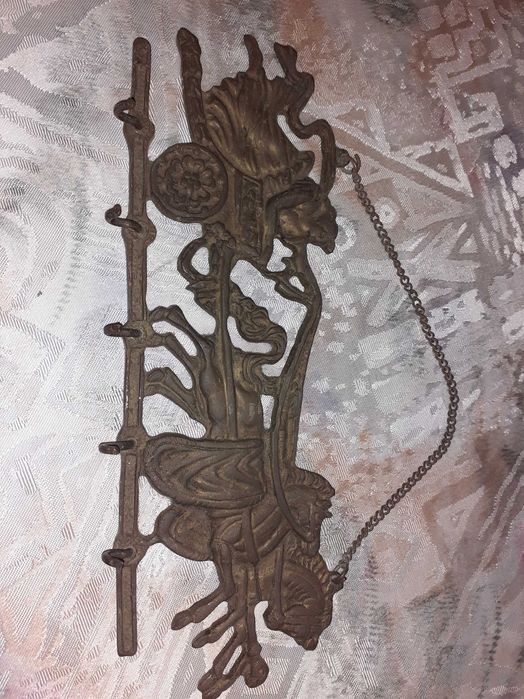 Cuier vechi din bronz