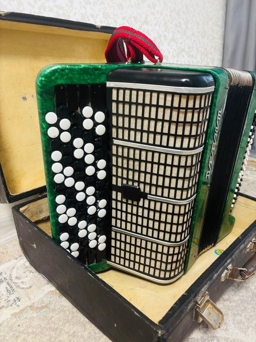 Продам Баян футляром