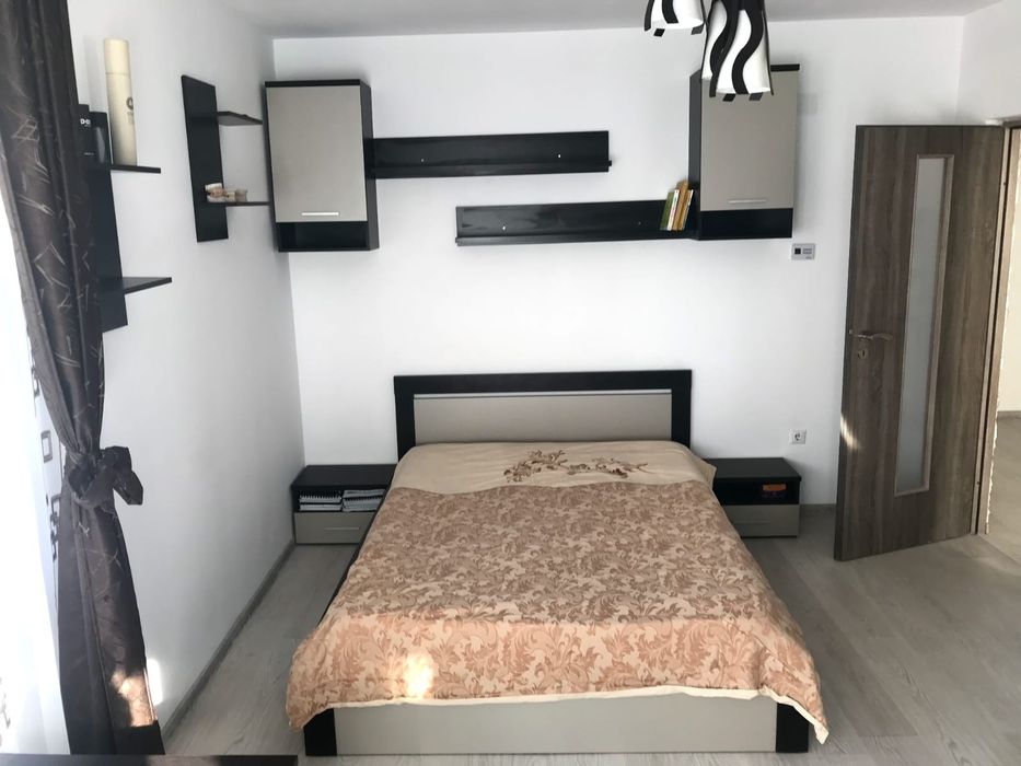Mobilier dormitor, 2 noptiere, 4 etajere, 2 dulapuri suspendate, dulap 4 usi cu oglinda