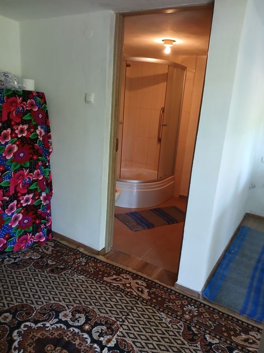 Vând casa la Capreni