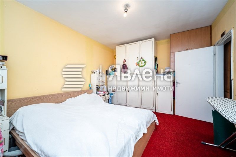 Голям тристаен апартамент в центъра на София