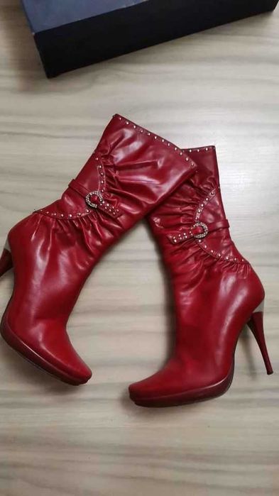 червени дамски ботуши