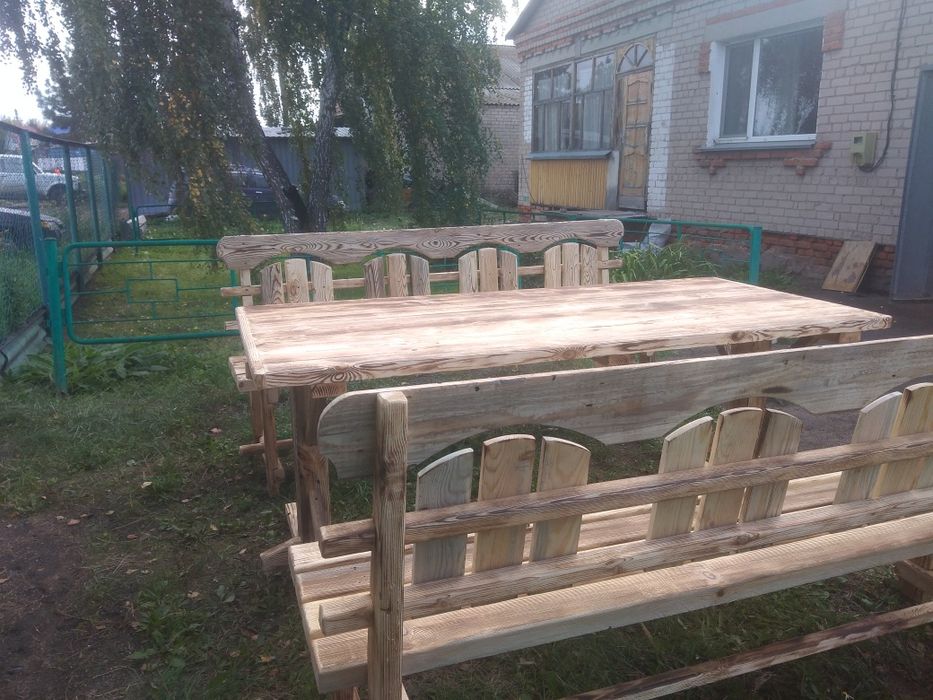 Стол обеденный из дерева