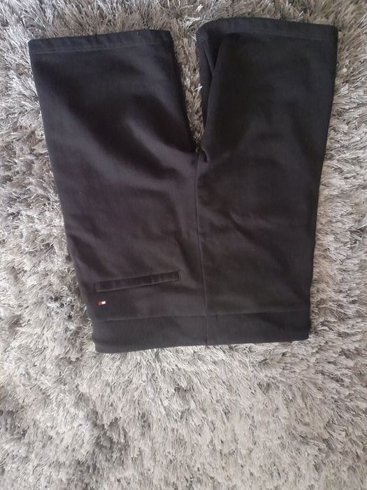 Vând pantaloni scurti tommy