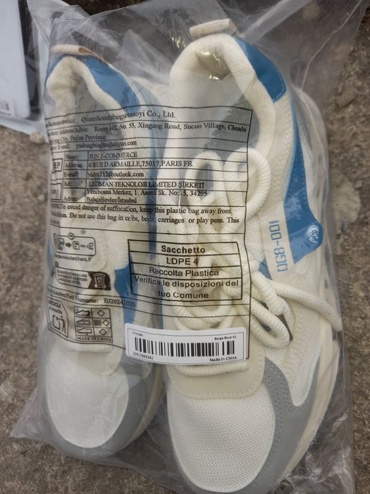 Adidași de calitate nr 41 preț 90 de lei.