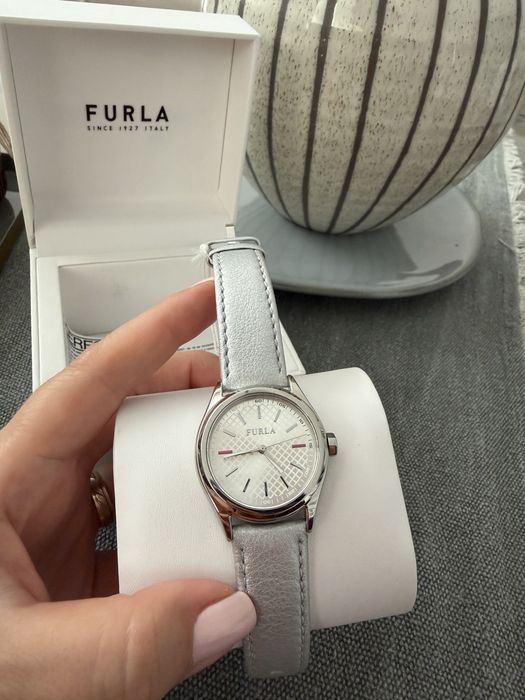 Дамски часовник Furla в сребристо естествена кожа.Часовникът е НОВ