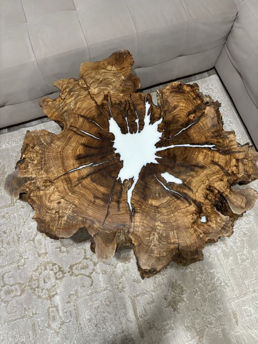 Холна маса от маслиново дърво и епоксидна смола – уникат