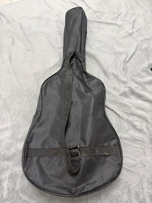 Vand chitara acustica in stare buns