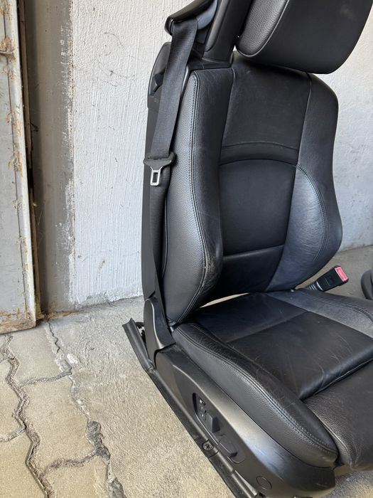 Предни седалки Bmw E93.